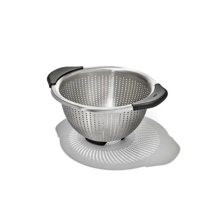 OXO 3Qt Stainless Steel Colander: Dishwasher-Safe Pasta Strainer, Light Silver, 9.6″ Width, 3Qt Capacity